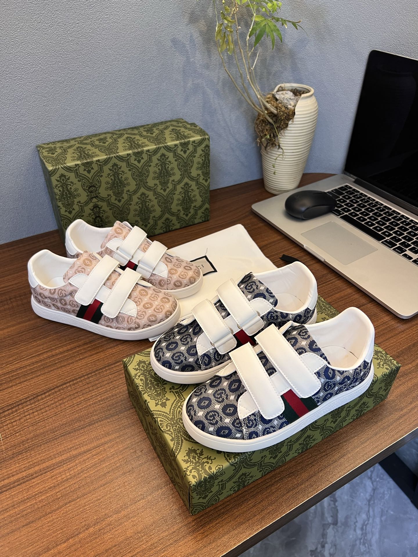 Children's shoes child